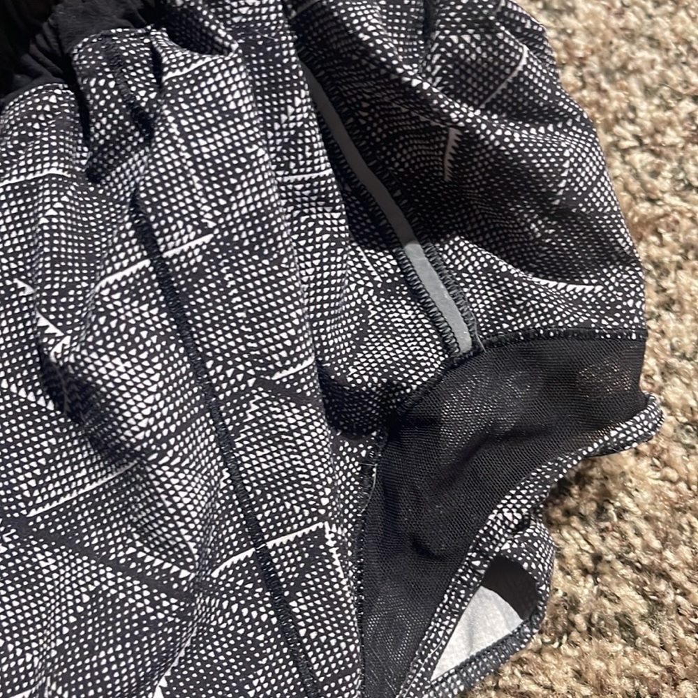 Lululemon Hotty Hot Short (2.5" )
Formation Alpine White Black / Black - Picture 5 of 8